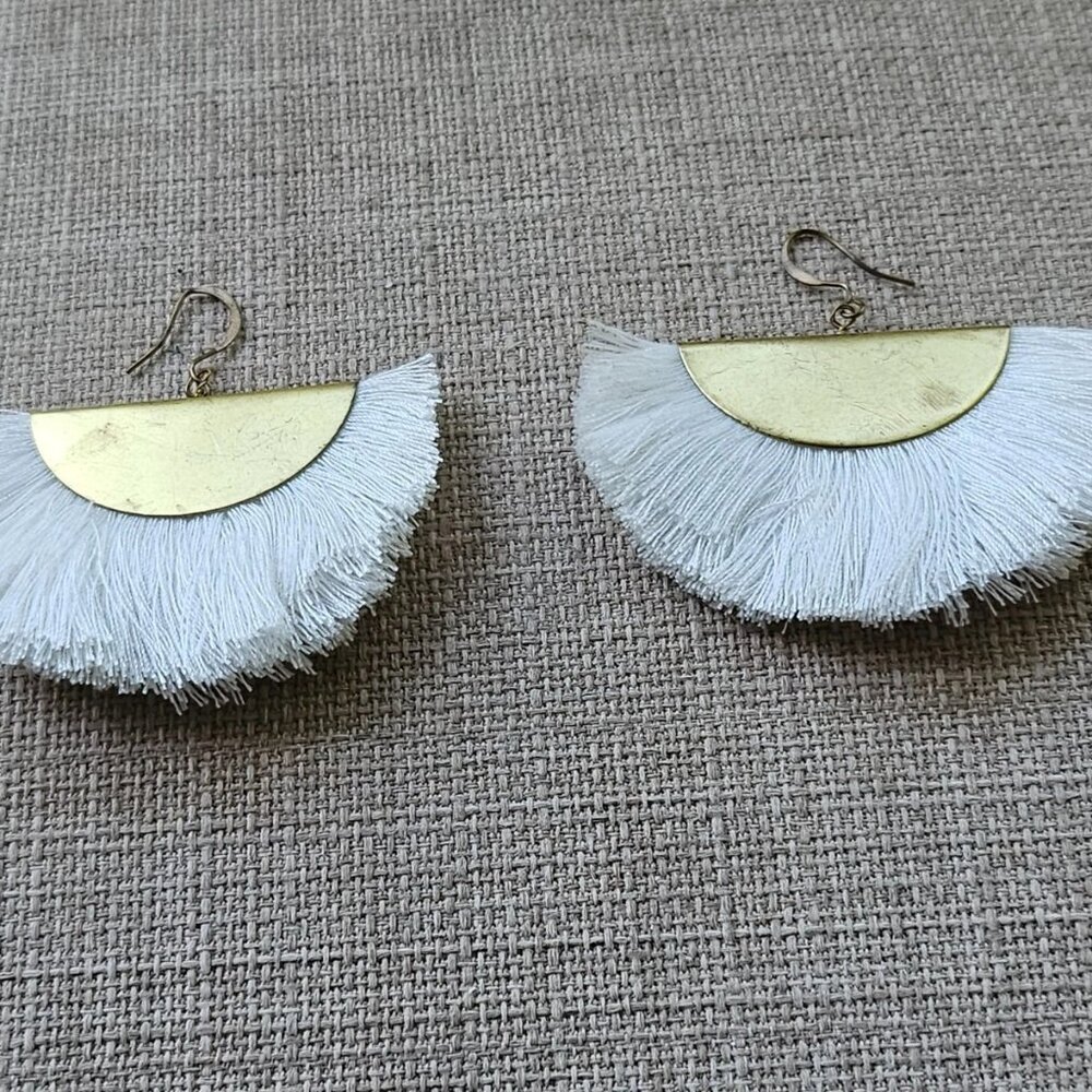 Vintage Earrings White Tassel Drop Down Gold Tone Fashion Jewelry Earrings - Picture 5 of 10